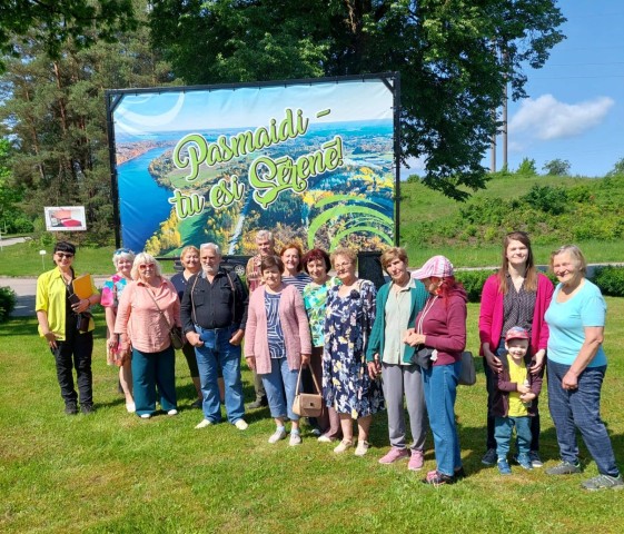 Pie Sērenes tautas nama un bibliotēkas pirms novadpētniecības ekspedīcijas uz bijušo Talsiņas pamatskolu
